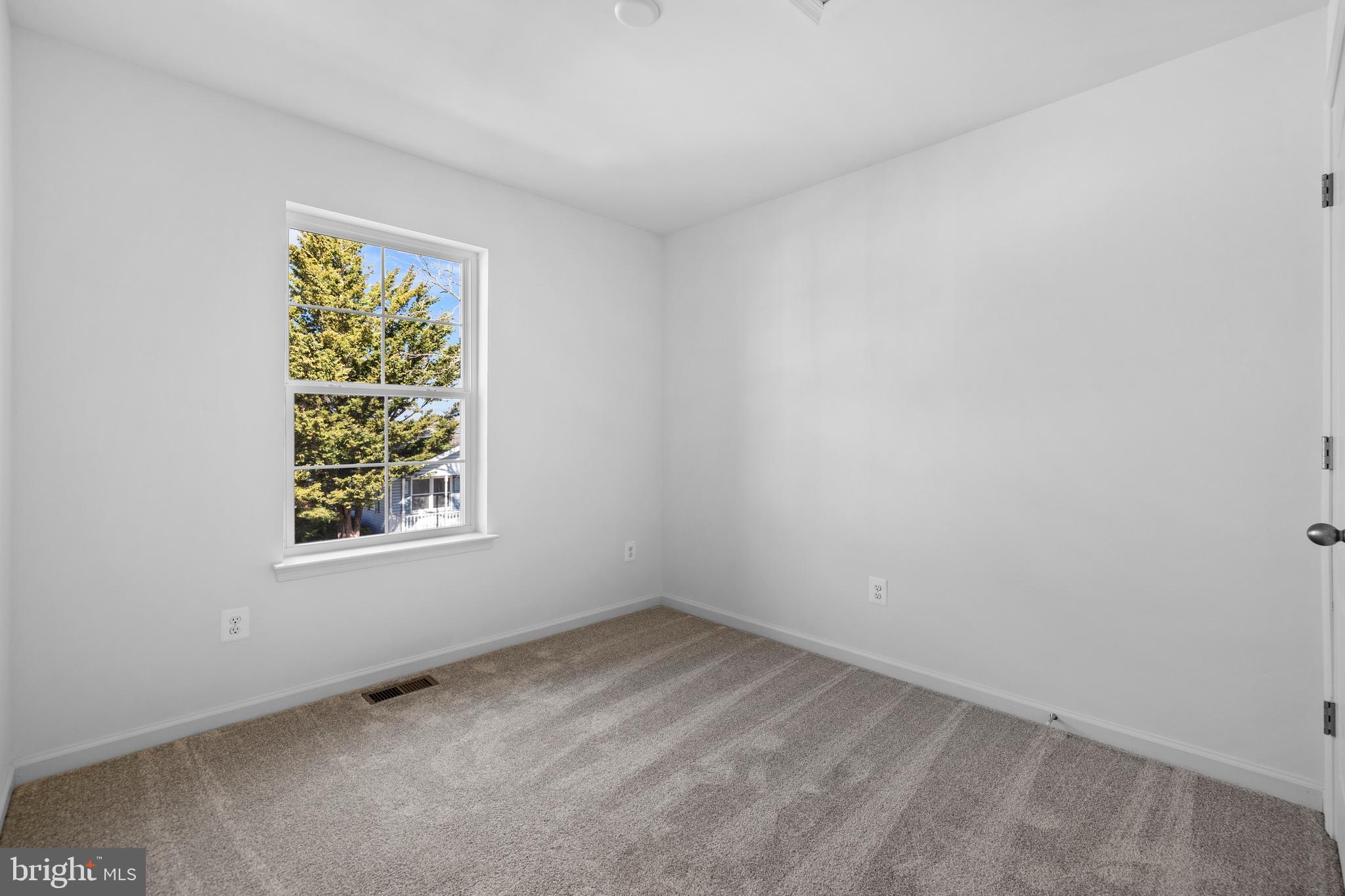 487 Peleton Street Hagerstown, MD 21740 - Photo 19 of 27 an empty room with a window