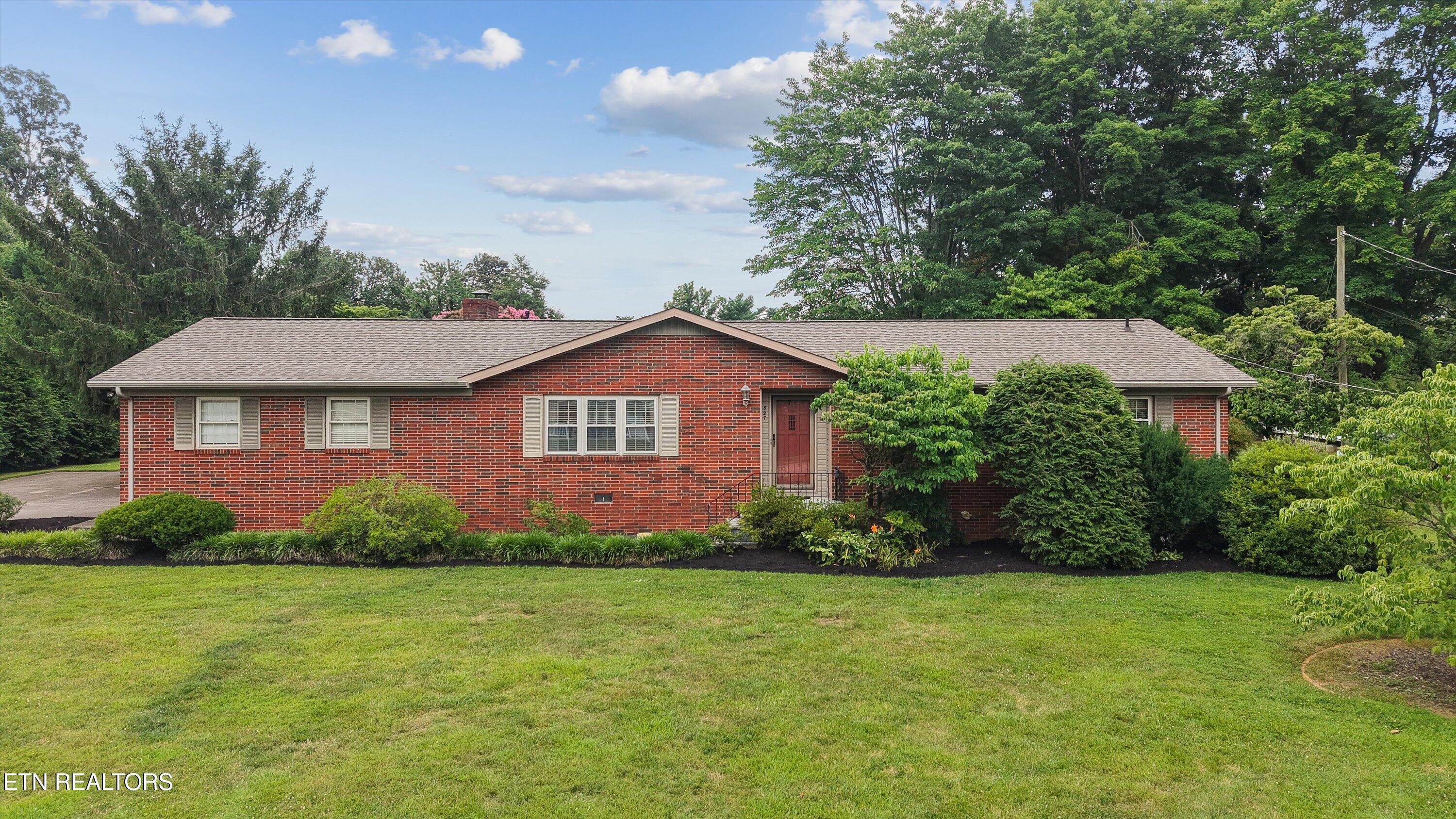 827 West Cunningham Street Alcoa, TN 37701 - Photo 1 of 43 01-827 W Cunningham St01
