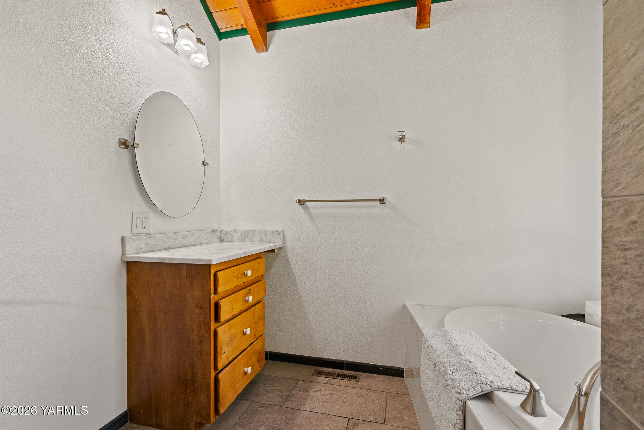 13619 Summitview Ext Road Yakima, WA 98908 - Photo 33 of 56 a bathroom with a tub a sink and a mirror