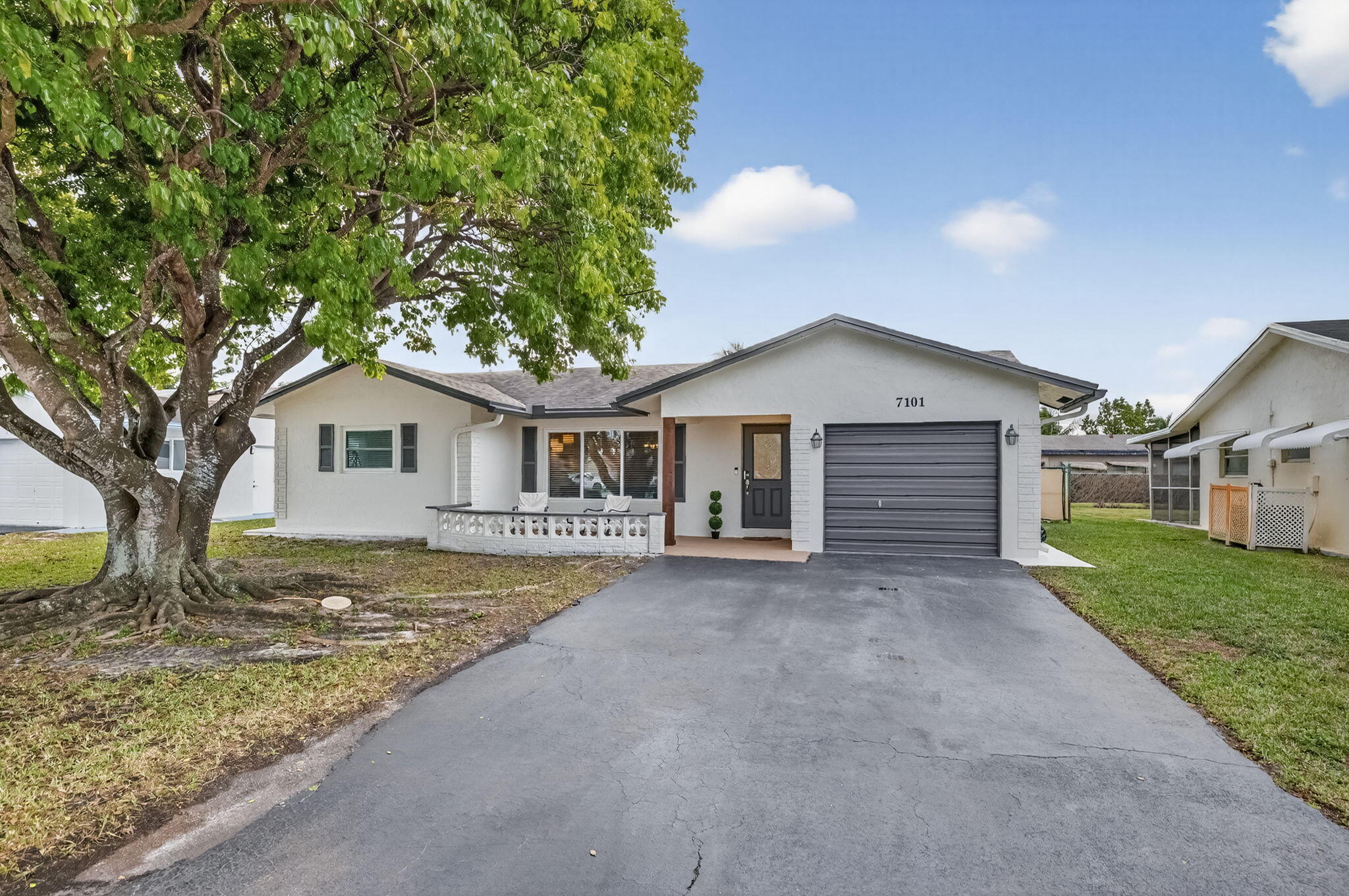a view of a house with a yard