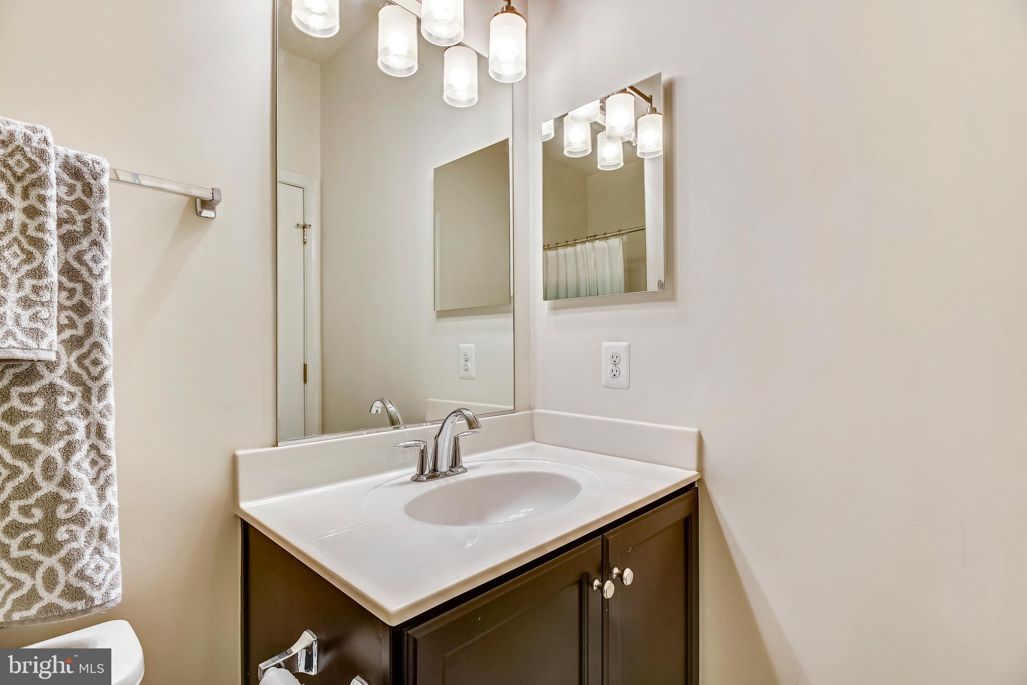 42273 Riggins Ridge Terrace Ashburn, VA 20148 - Photo 18 of 30 Upper Level Bath