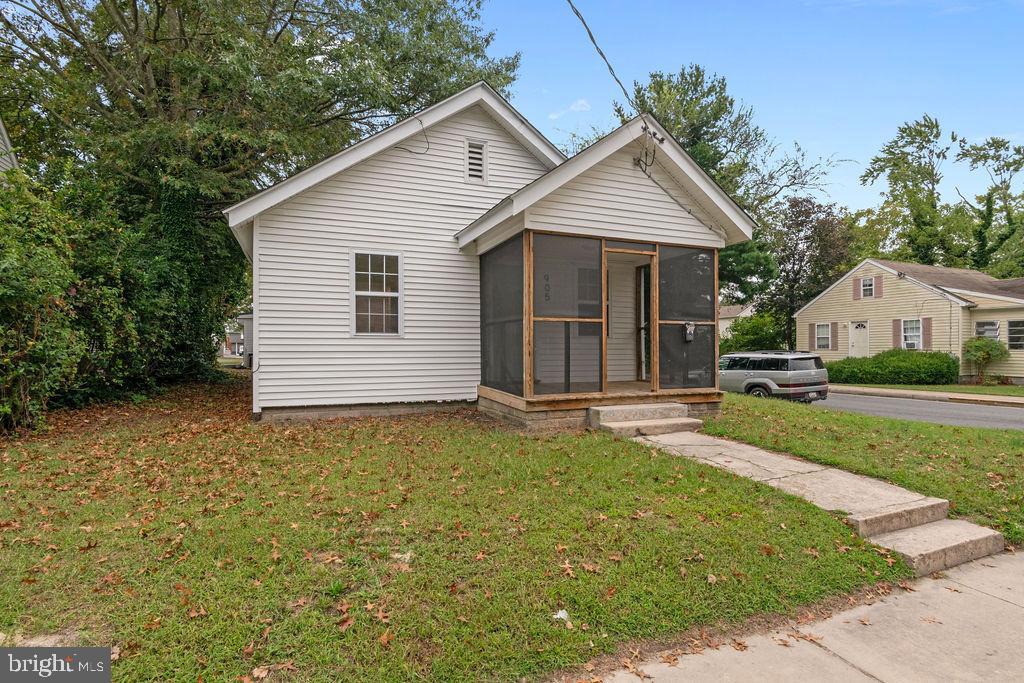 905 Hanover Street Salisbury, MD 21801 - Photo 4 of 40 Charming home with inviting porch space.