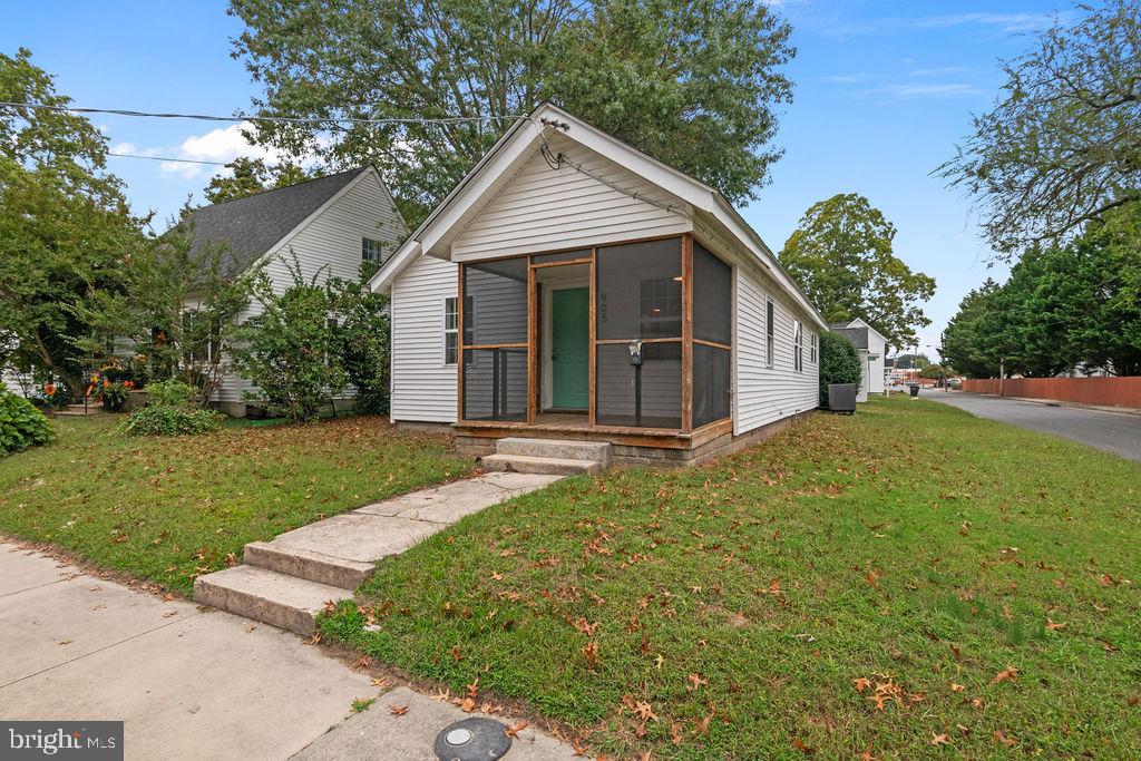 905 Hanover Street Salisbury, MD 21801 - Photo 5 of 40 Charming home with inviting porch and greenery.