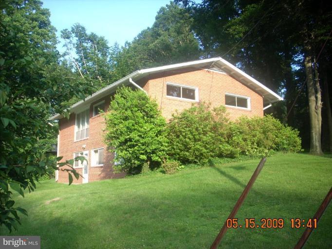 3400 Andover Drive Fairfax, VA 22030 - Photo 2 of 19 a backyard of a house with table and chairs