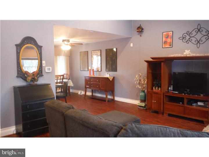 112 Thorndike Road Philadelphia, PA 19115 - Photo 2 of 25 Living Room