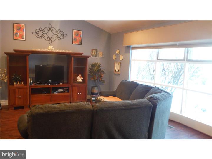 112 Thorndike Road Philadelphia, PA 19115 - Photo 3 of 25 Living Room