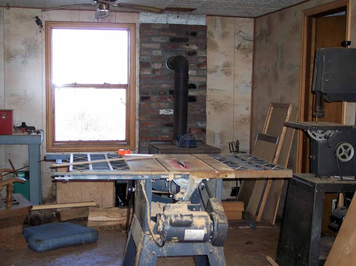 2140 Obenchain Road Eagle Point, OR 97524 - Photo 29 of 31 Inside workshop
