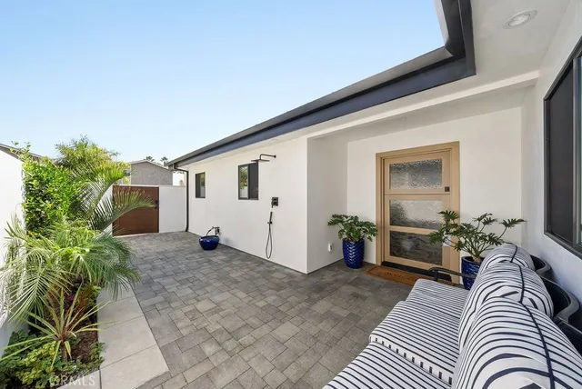 a view of entryway with livingroom