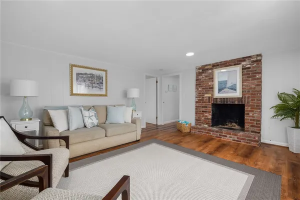 $4,000 | 384 Valley Road, Middletown, RI 02842