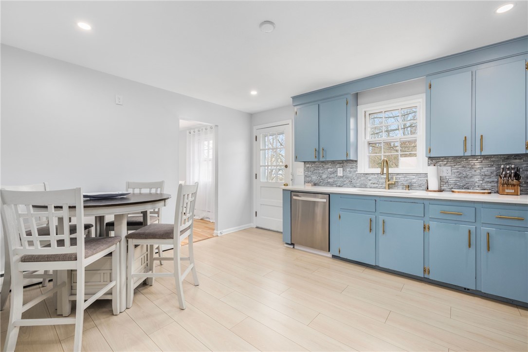 384 Valley Road Middletown, RI 02842 - Photo 5 of 46