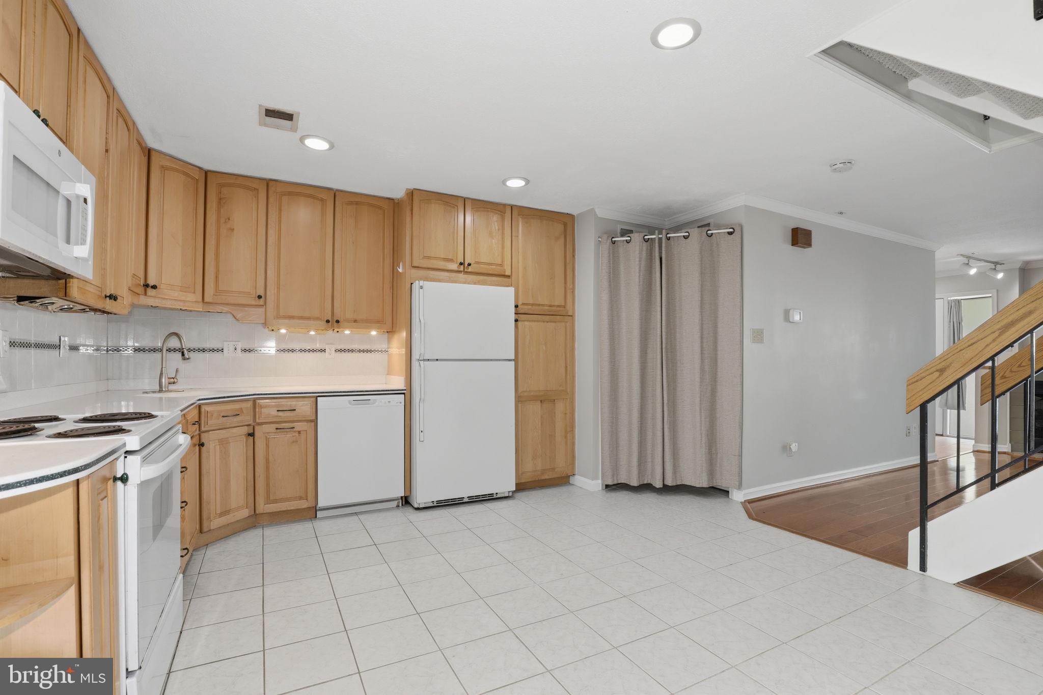 2369 Southgate Square Reston, VA 20191 - Photo 3 of 33