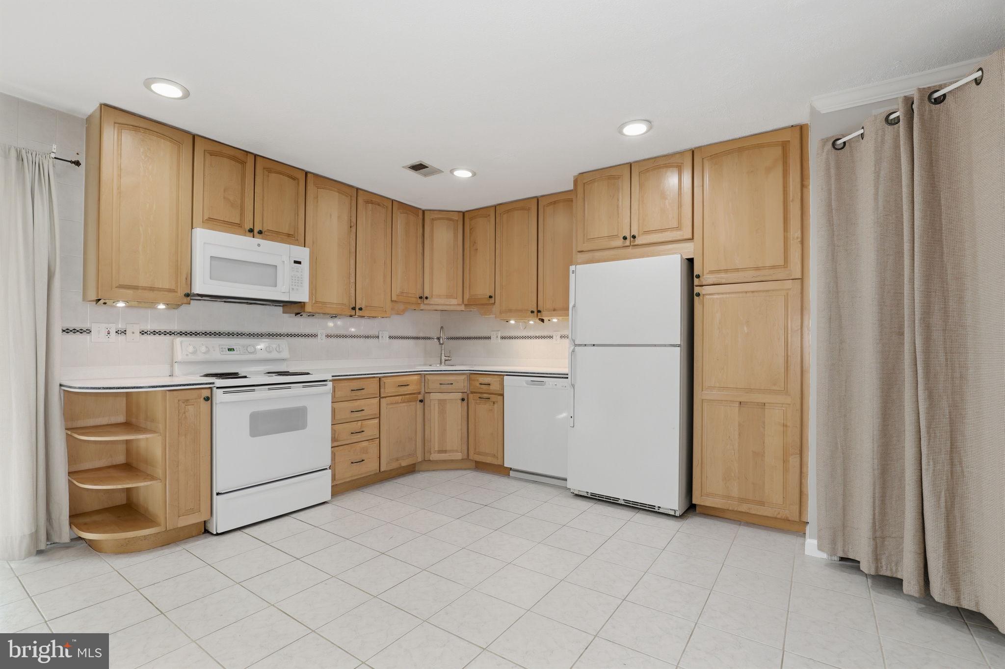 2369 Southgate Square Reston, VA 20191 - Photo 7 of 33