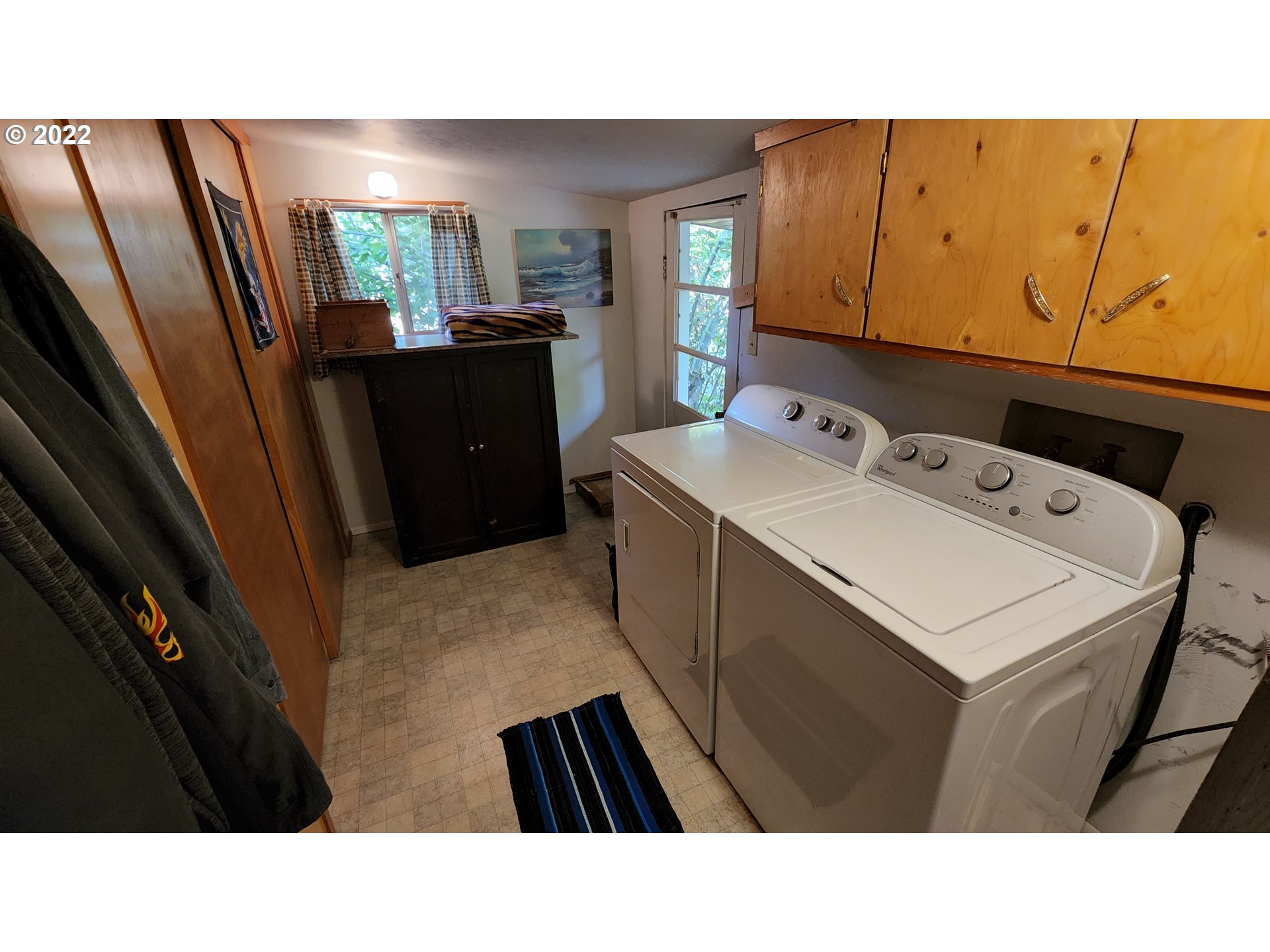 5208 Riddle Bypass Road Riddle, OR 97469 - Photo 20 of 37 a bathroom with a sink a toilet a mirror and bathtub