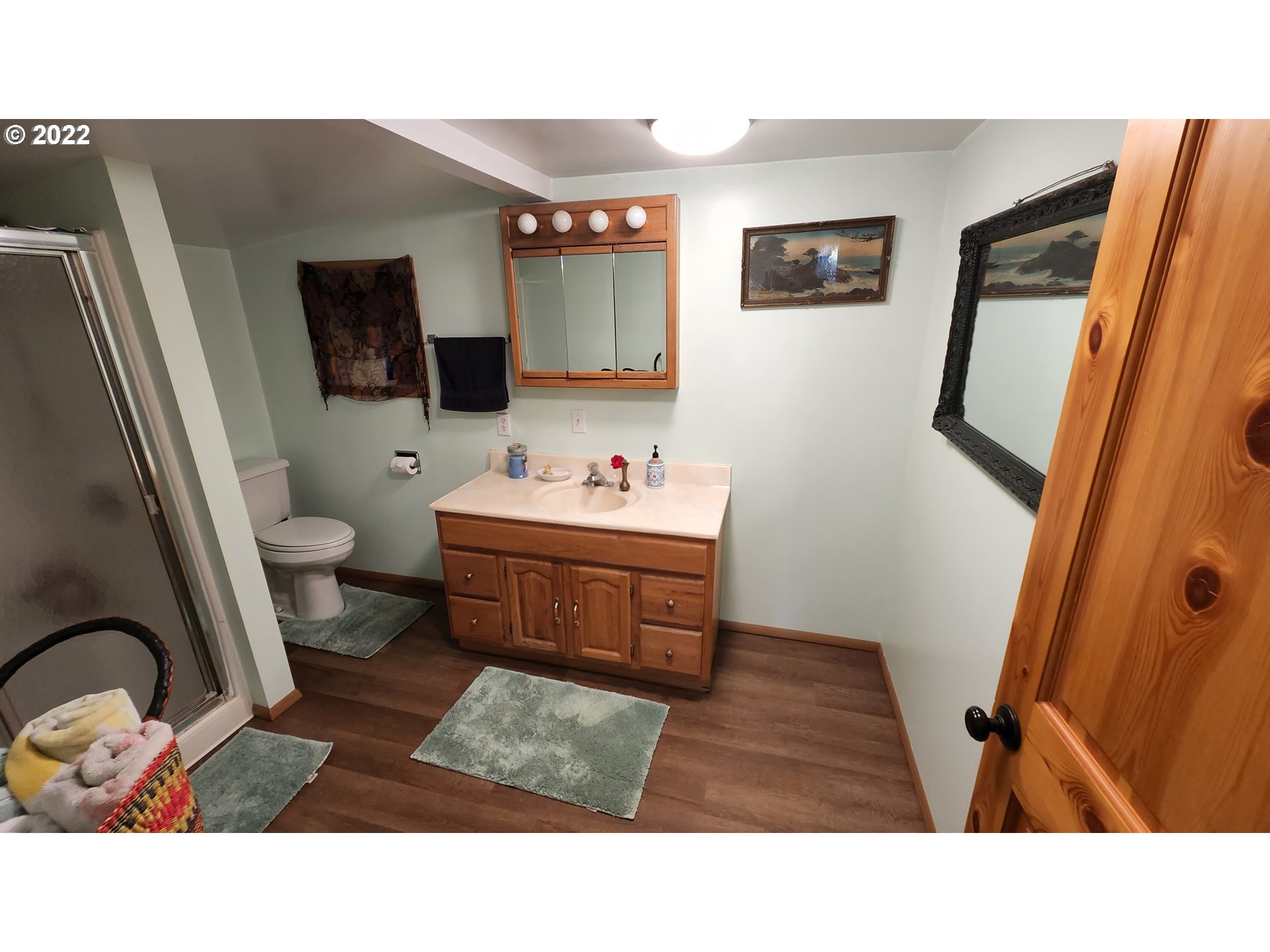 5208 Riddle Bypass Road Riddle, OR 97469 - Photo 21 of 37 a bathroom with a toilet a sink a mirror and a bathtub