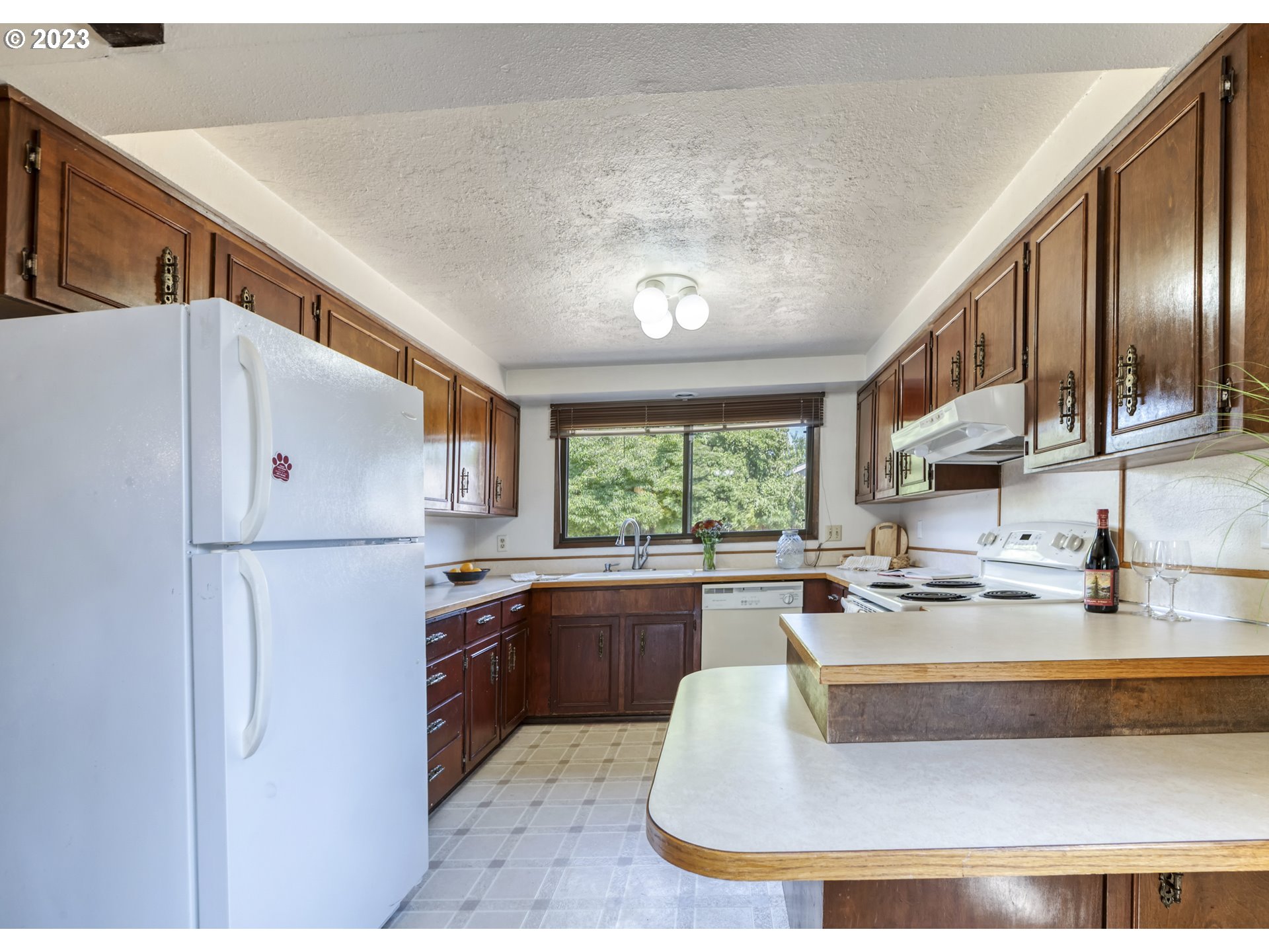 771 Rowan Avenue Springfield, OR 97477 - Photo 16 of 37 a kitchen with kitchen island granite countertop a sink stove and refrigerator