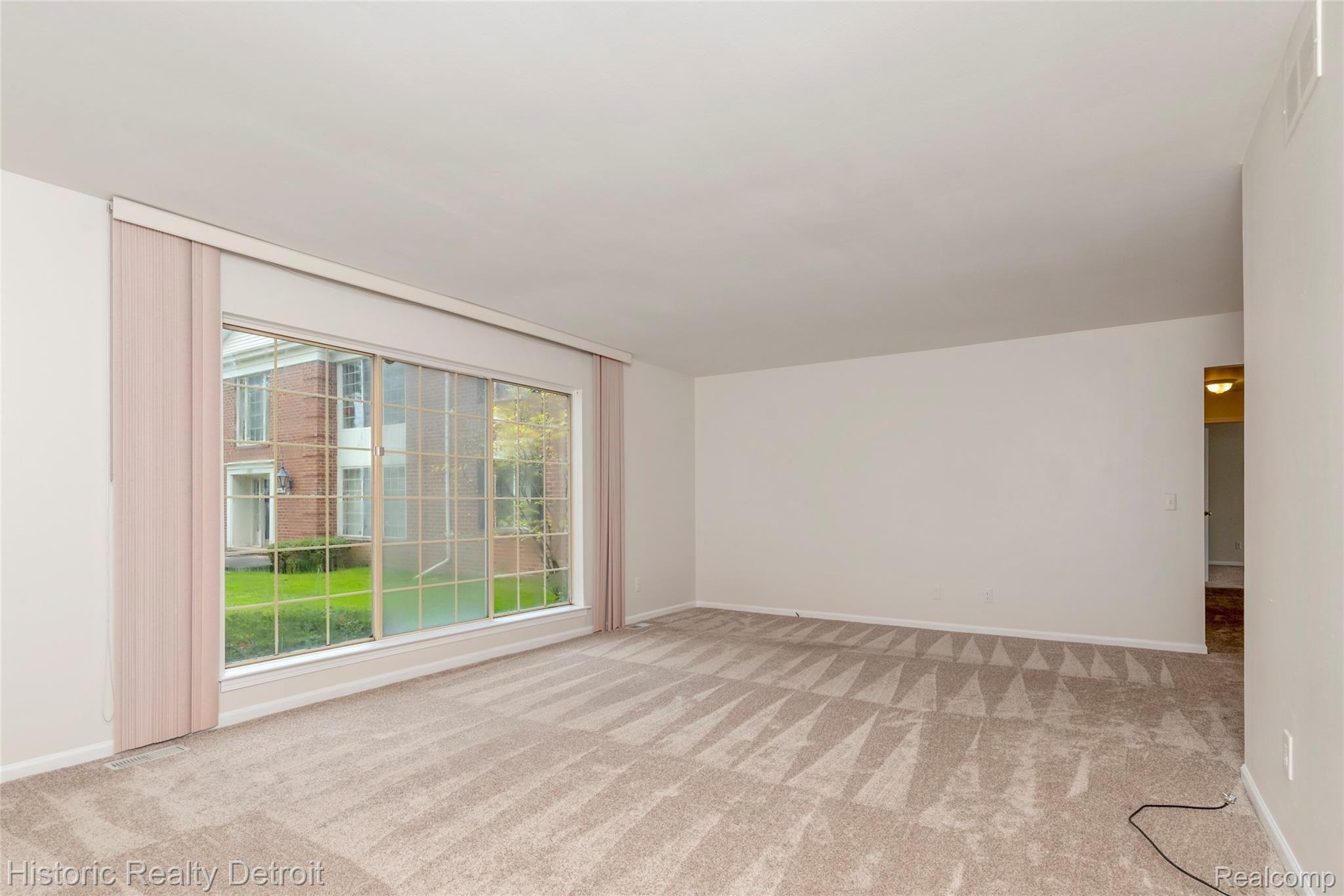 29610 Middlebelt Road, Unit 1301 Farmington, MI 48334 - Photo 2 of 22 004-photo-living-room-7528075.jpg