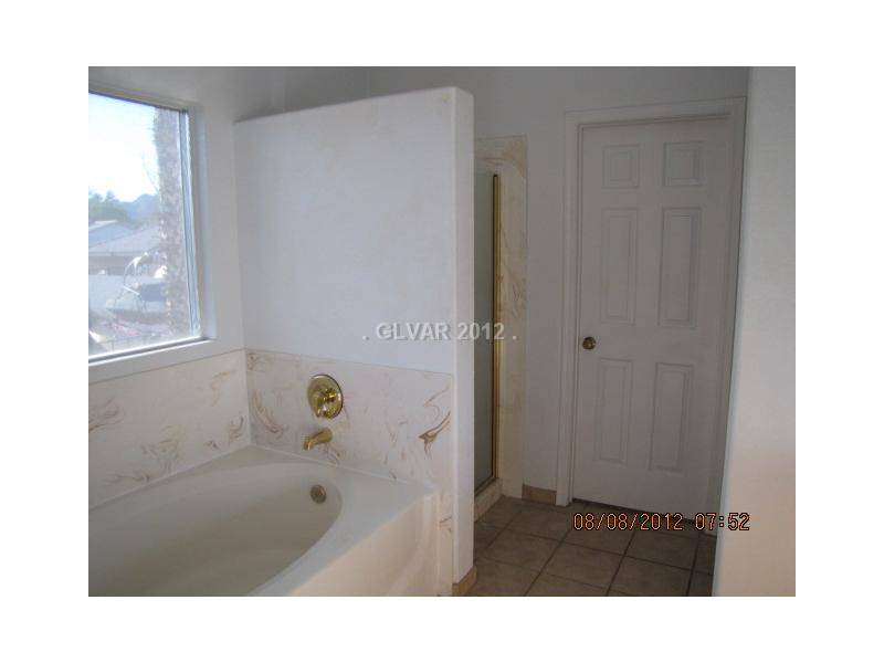 2102 Maple Springs Street Henderson, NV 89002 - Photo 13 of 22 Master Bath/Spa.