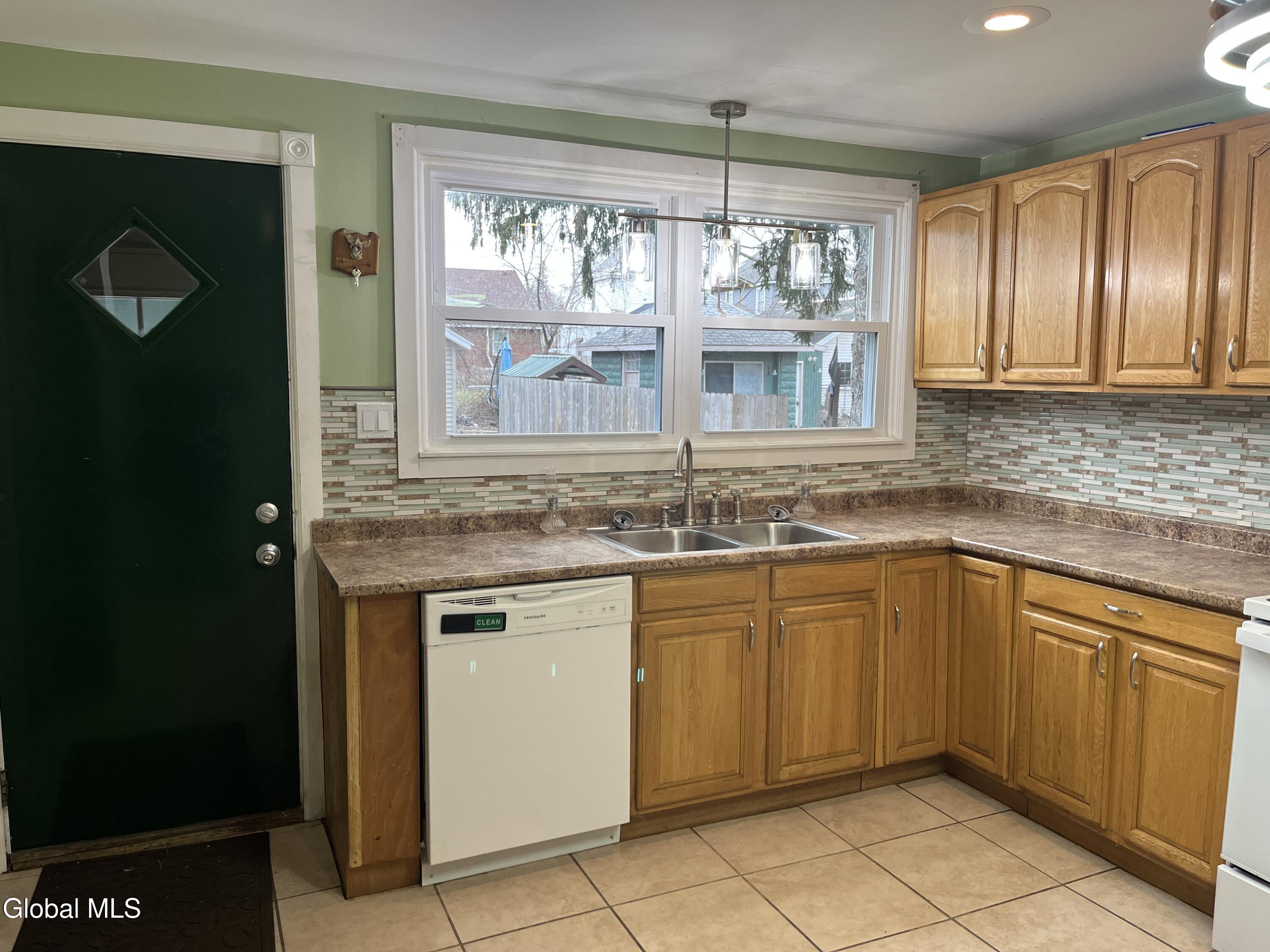 1719 Oneida Street Schenectady, NY 12308 - Photo 13 of 28 IMG_0306