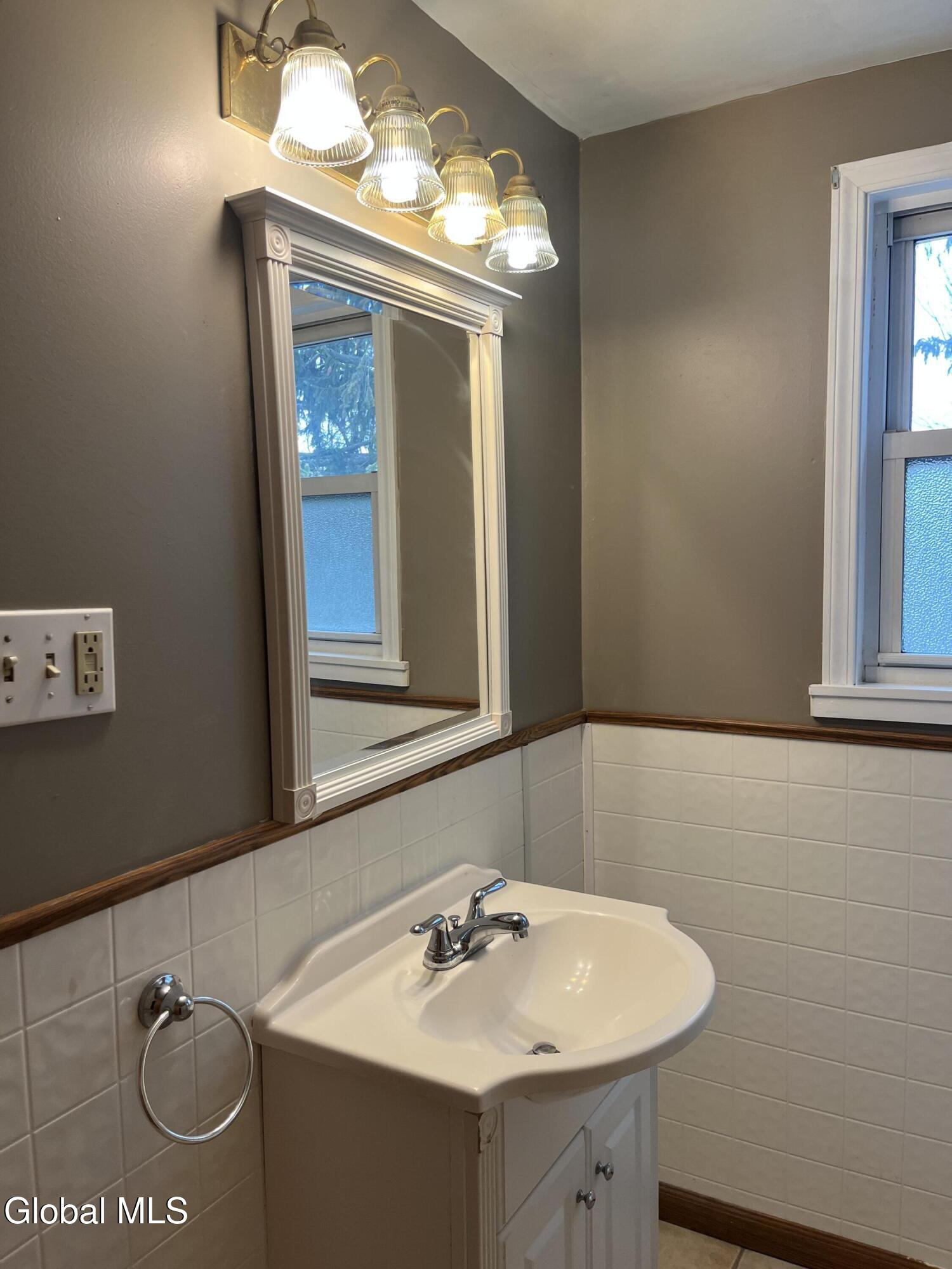 1719 Oneida Street Schenectady, NY 12308 - Photo 18 of 28 IMG_0315