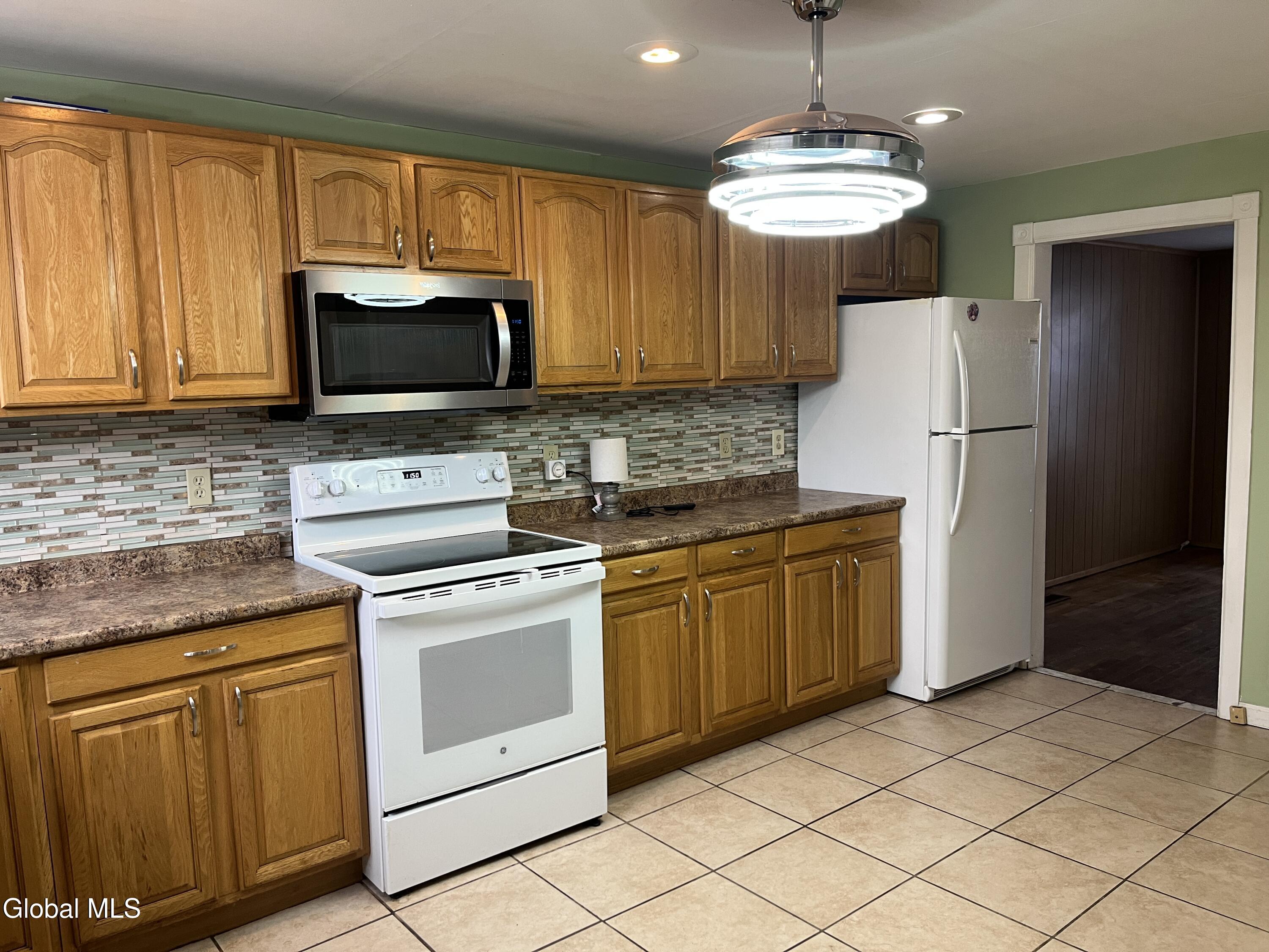 1719 Oneida Street Schenectady, NY 12308 - Photo 3 of 28 IMG_0297