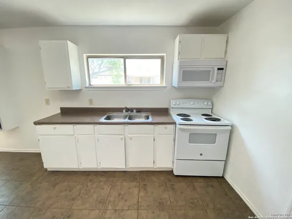 $800 | 428 Burnett Avenue, Unit B, Charlotte, TX 78011