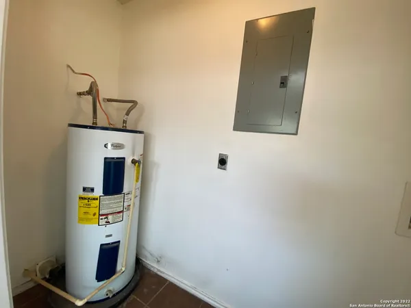 $800 | 428 Burnett Avenue, Unit B, Charlotte, TX 78011