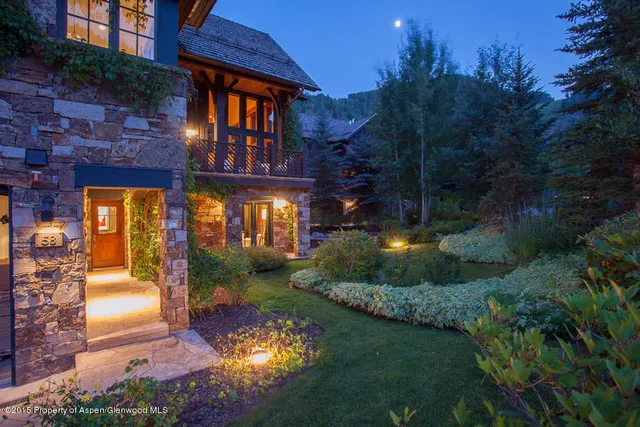 a view of a fountain in front of a house