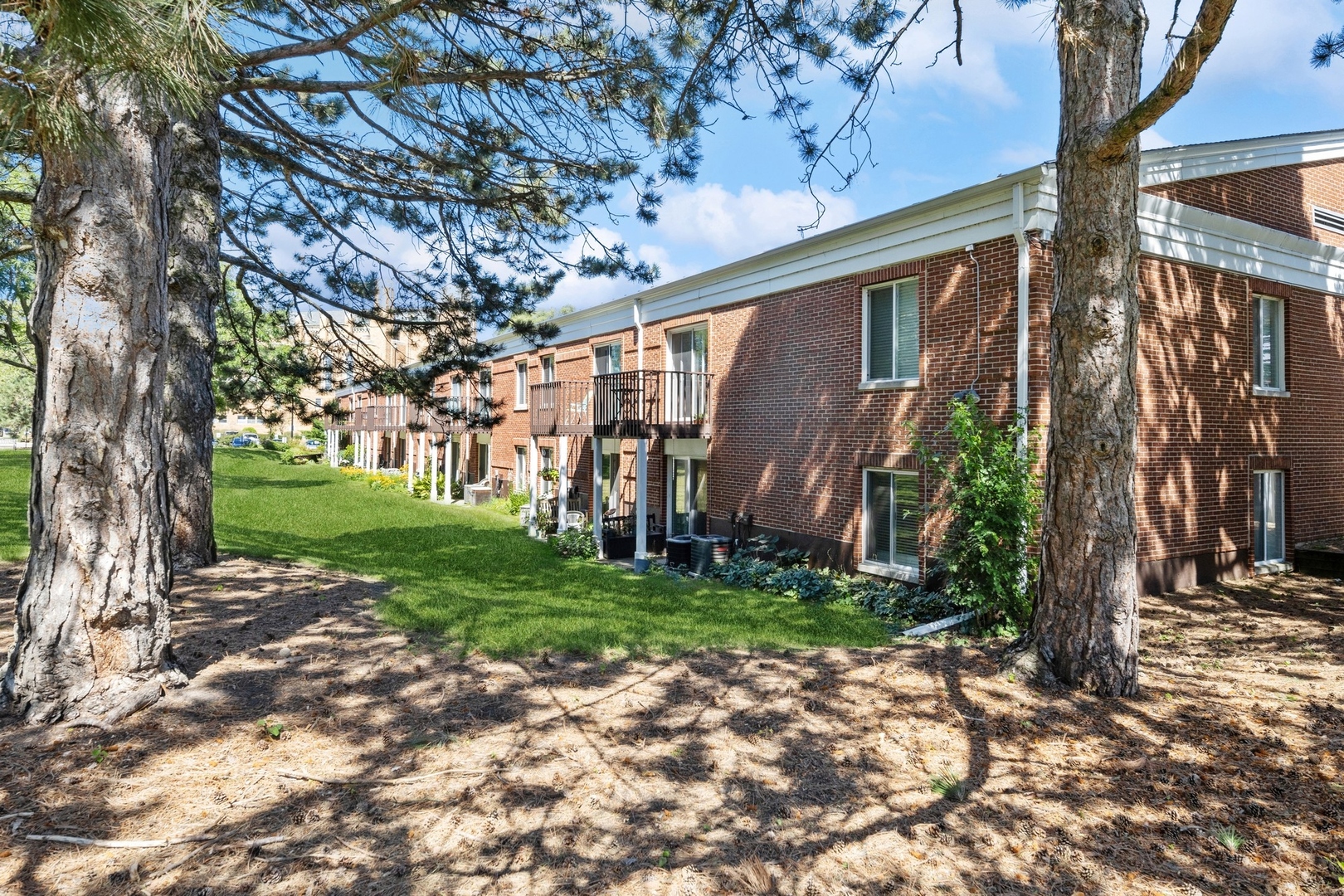 800 Ridge Road, Unit 103 Wilmette, IL 60091 - Photo 2 of 12 a backyard of a house with lots of green space