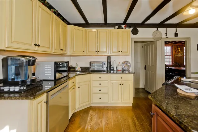 $949,900 | 175 Hunting House Road, Glocester, RI 02857