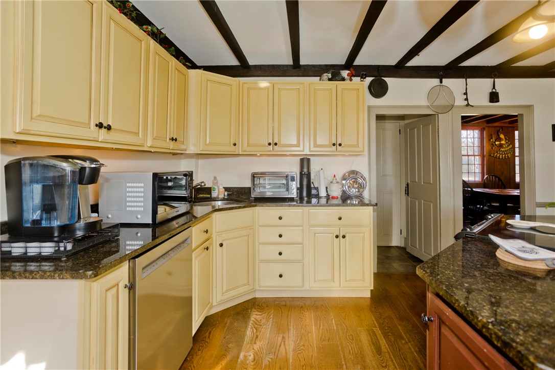 175 Hunting House Road Glocester, RI 02857 - Photo 4 of 39