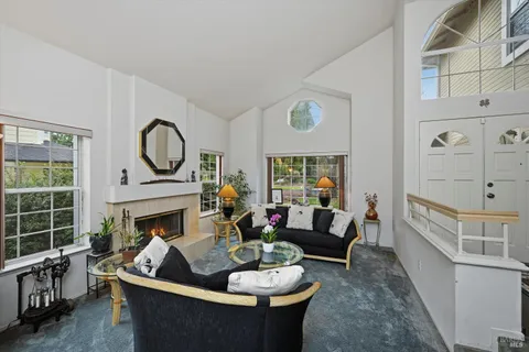 $1,090,000 | 327 Blazing Star Court, Windsor, CA 95492