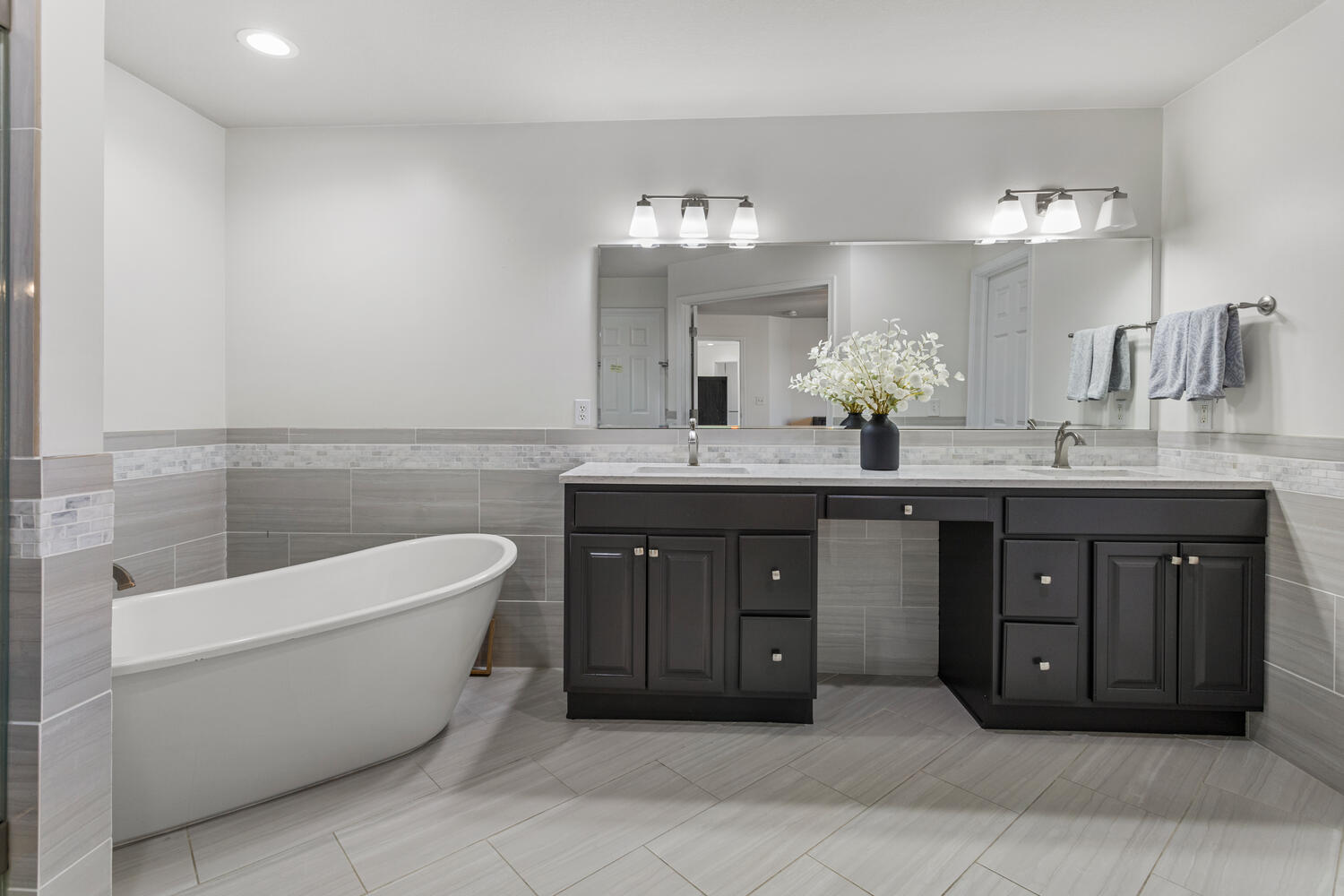 1621 English Oak Drive Champaign, IL 61822 - Photo 28 of 62 a spacious bathroom with a double vanity sink a large mirror and a bathtub