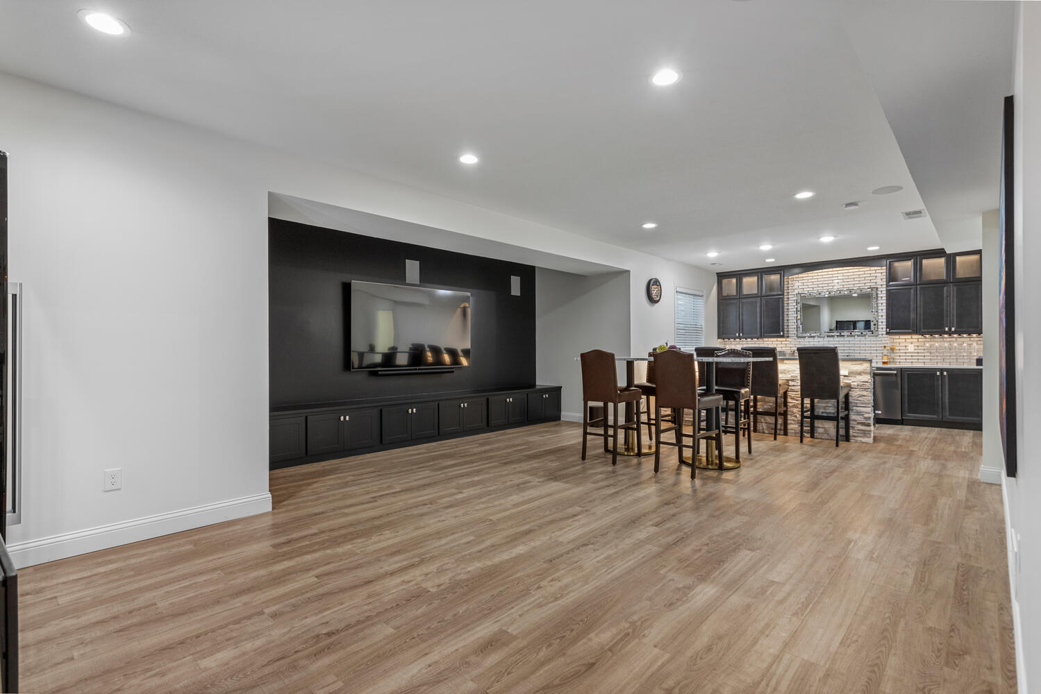 1621 English Oak Drive Champaign, IL 61822 - Photo 38 of 62 a living room with furniture and a wooden floor