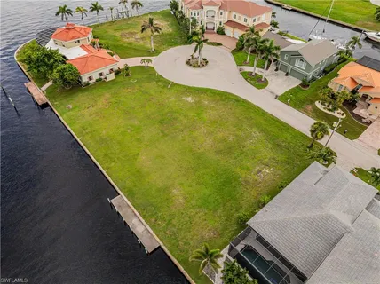 an aerial view of a water fountain and an outdoor space