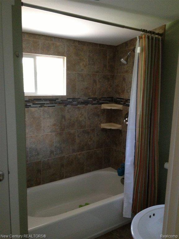 3125 Grant Road Rochester, MI 48309 - Photo 15 of 27 Upstairs full bath