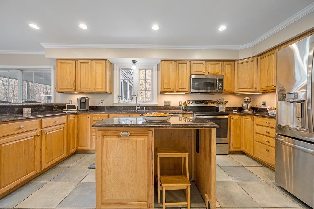 17 Buffum Road Charlton, MA 01507 - Photo 4 of 35 Gallery Image 4