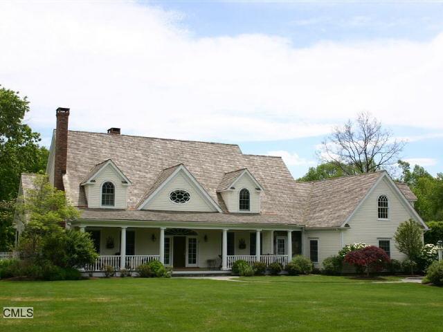 a view of a yard in front of a house