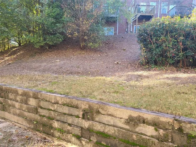 a view of a yard with a house