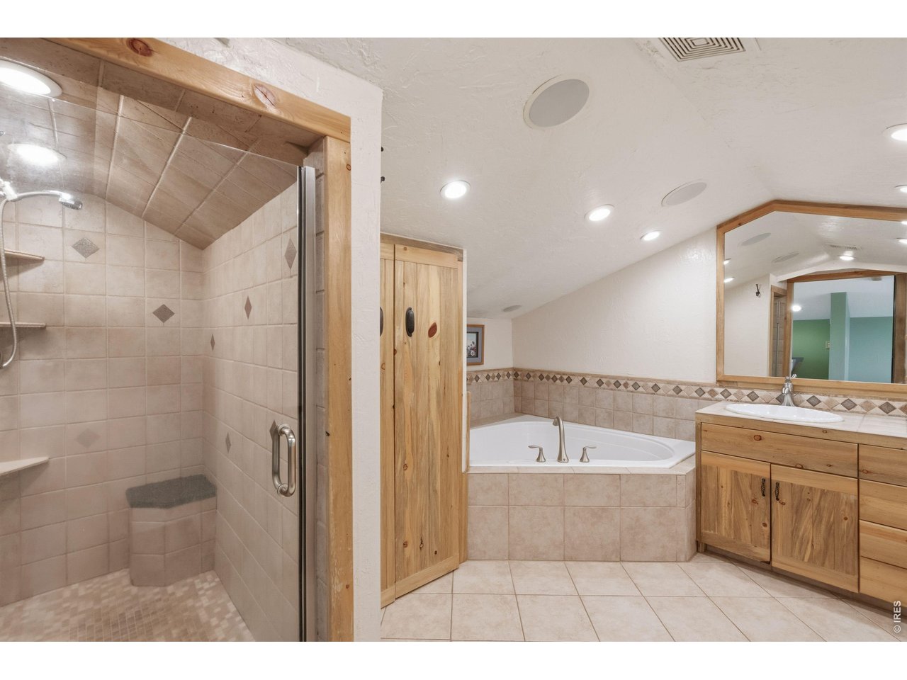 54 Rist View Road Bellvue, CO 80512 - Photo 22 of 50 Upper Level Full Bathroom with hickory cabinets
