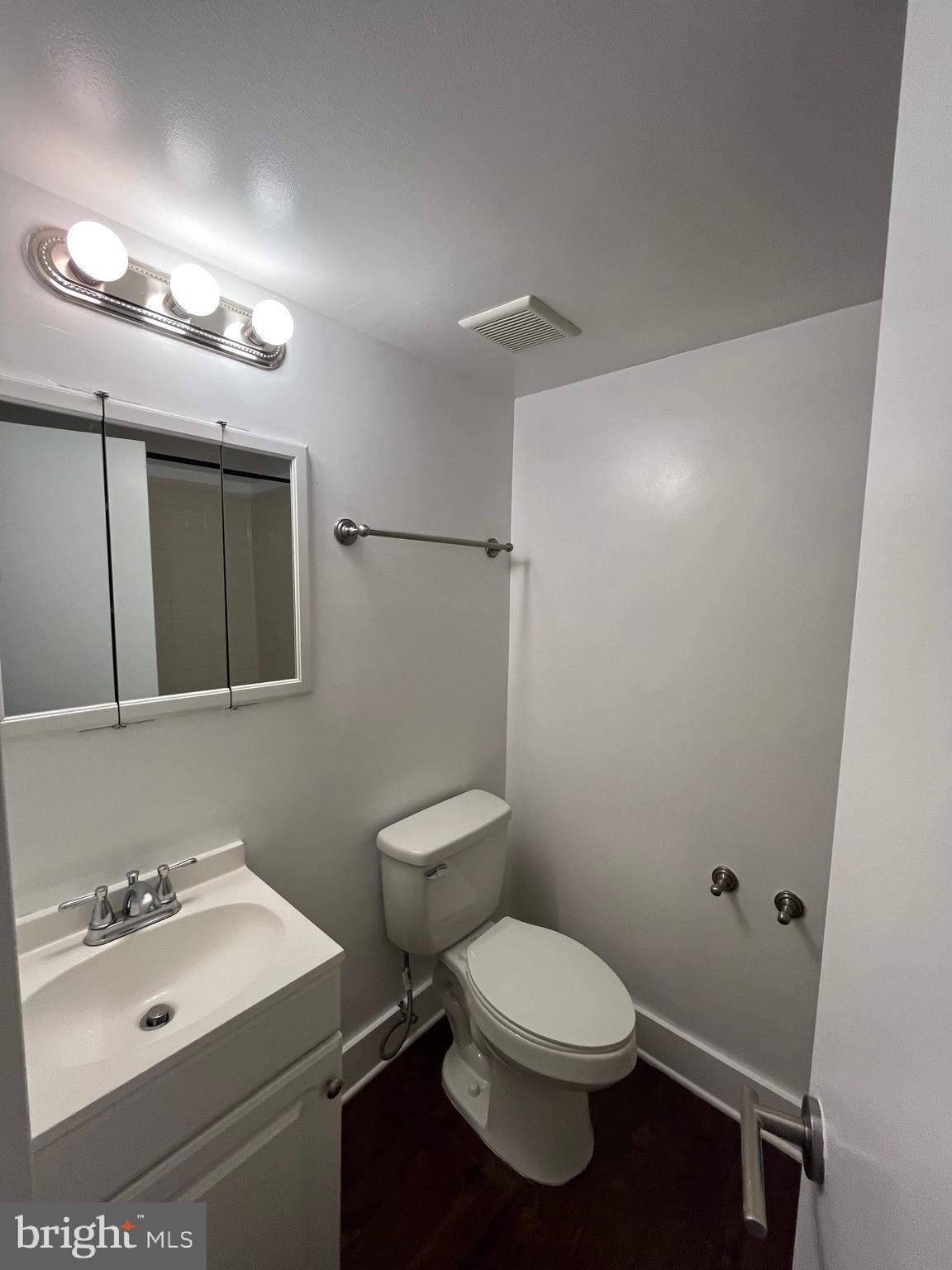 2216 Castle Rock Square, Unit 11C Reston, VA 20191 - Photo 19 of 20 Second full bathroom