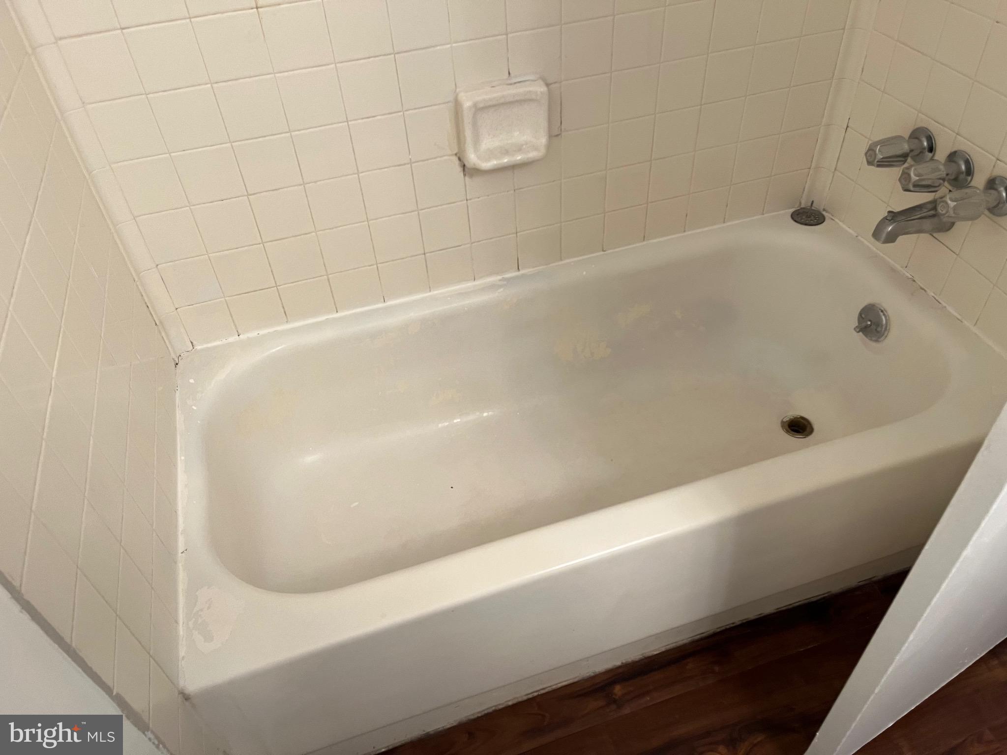 2216 Castle Rock Square, Unit 11C Reston, VA 20191 - Photo 20 of 20 Second full bathroom