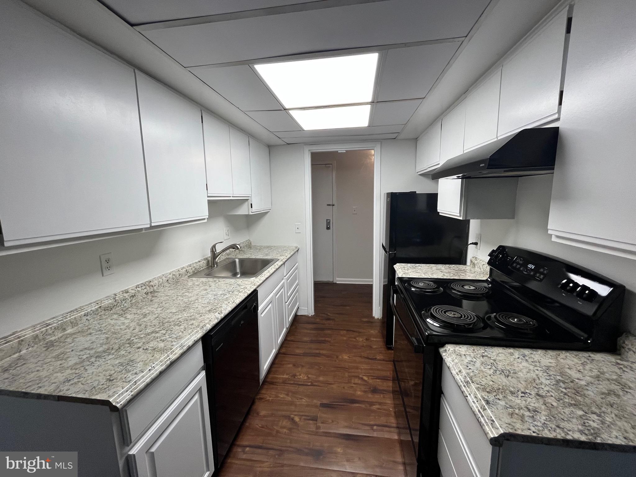 2216 Castle Rock Square, Unit 11C Reston, VA 20191 - Photo 4 of 20 Kitchen
