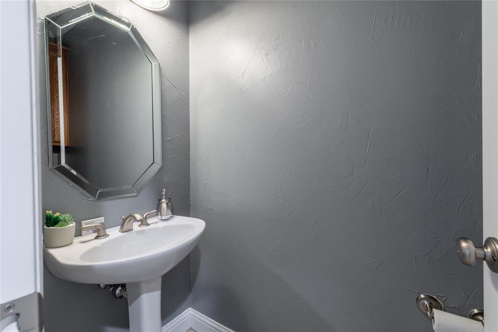 320 Rustic Oaks Road Combine, TX 75159 - Photo 26 of 40 View of bathroom