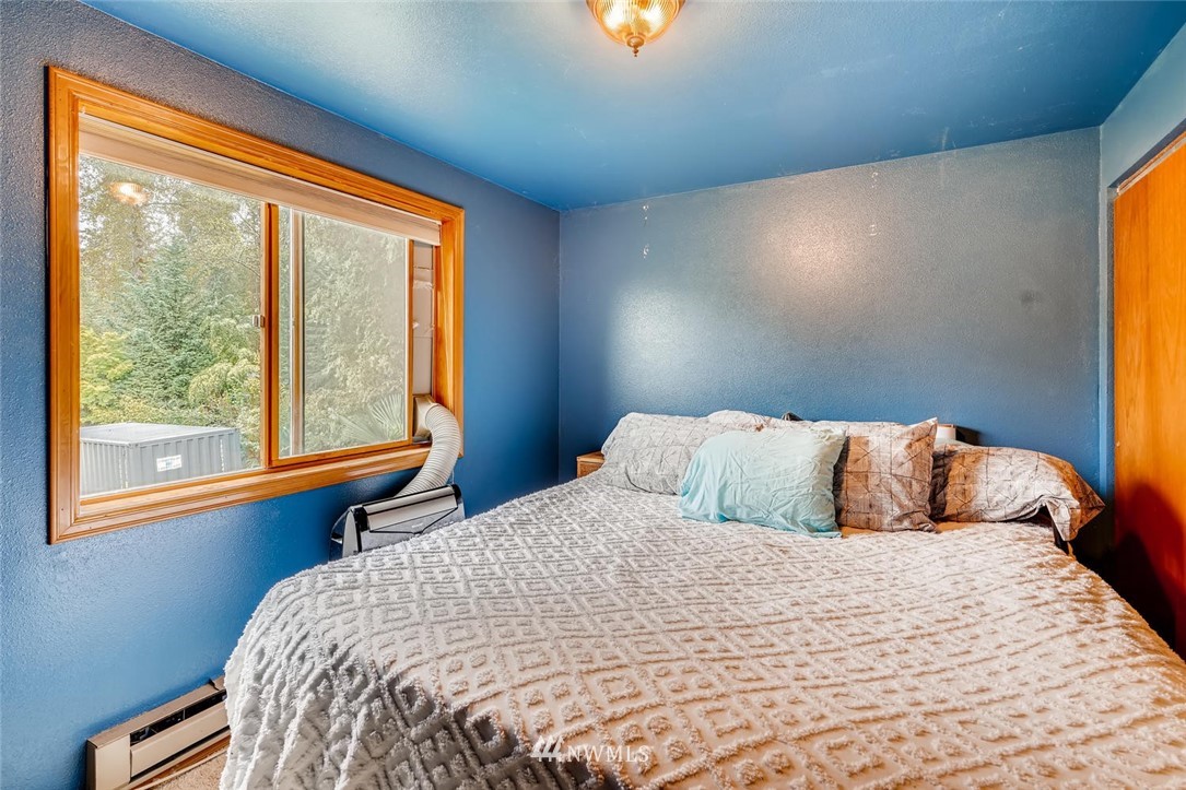 21612 High Bridge Road Monroe, WA 98272 - Photo 17 of 22 a large bed sitting in a bedroom next to a window