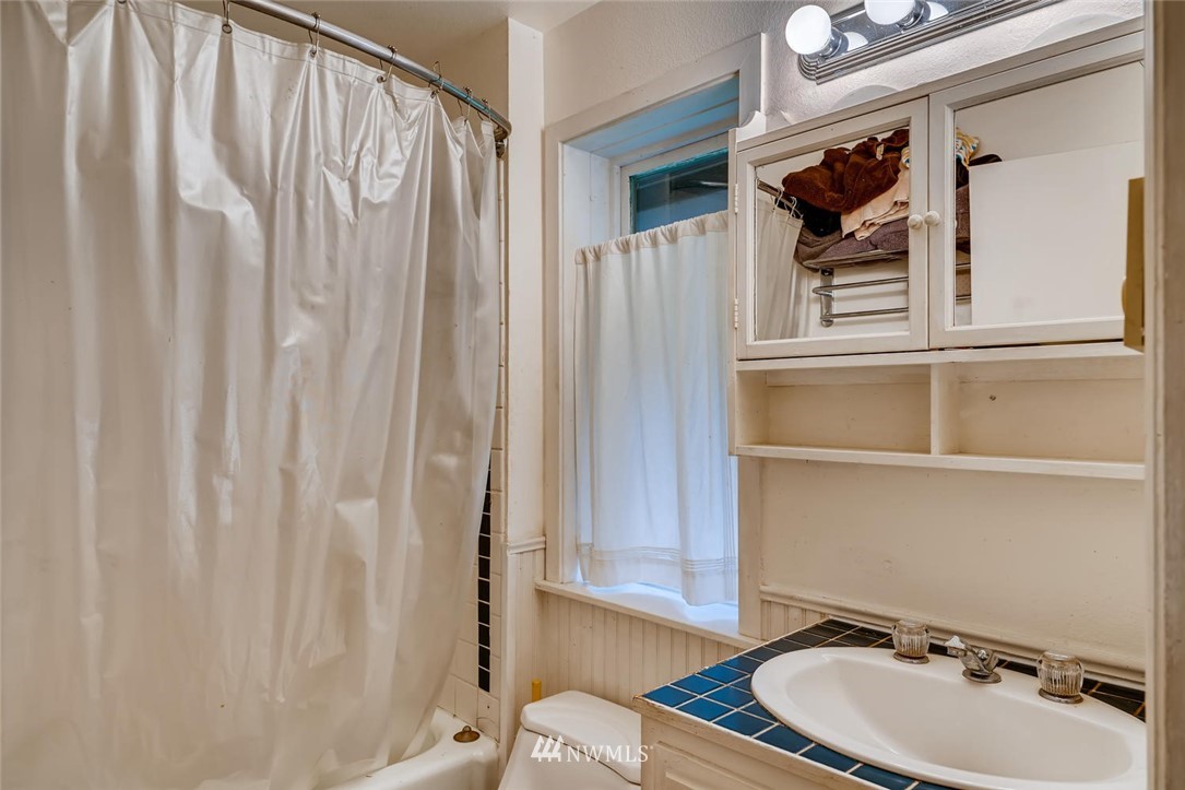 21612 High Bridge Road Monroe, WA 98272 - Photo 20 of 22 a bathroom with a sink toilet and shower