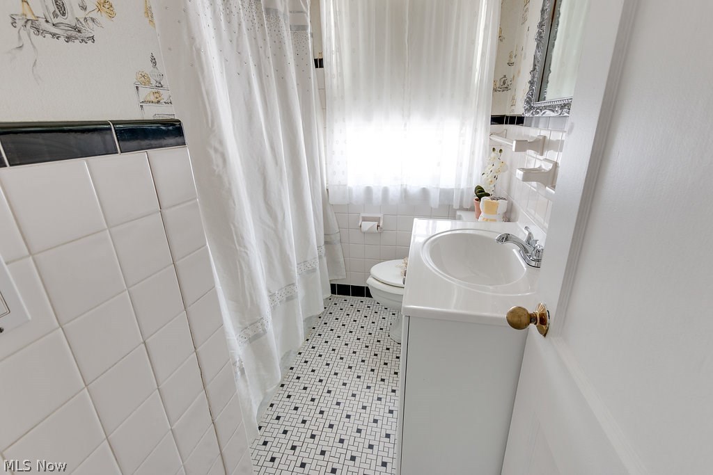 5121 Bridgewater Road Cleveland, OH 44124 - Photo 21 of 33 Full bath has some updates but keeps the charm of the era. Smartly located in center of home.