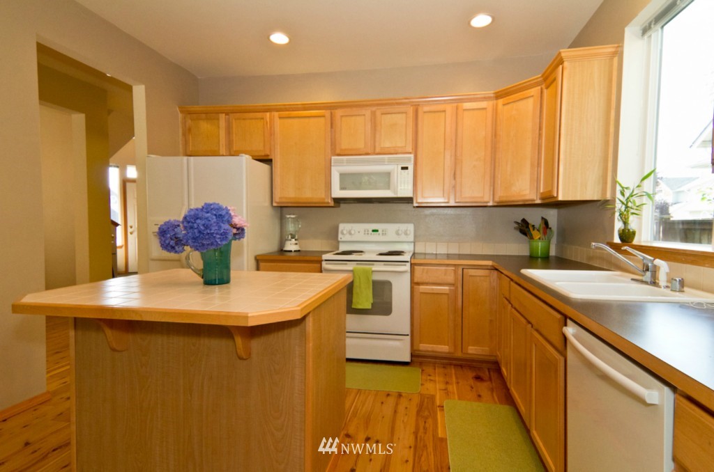 302 Shadow Place Southeast Renton, WA 98059 - Photo 5 of 15