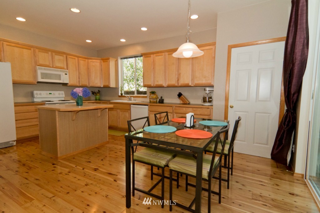 302 Shadow Place Southeast Renton, WA 98059 - Photo 6 of 15