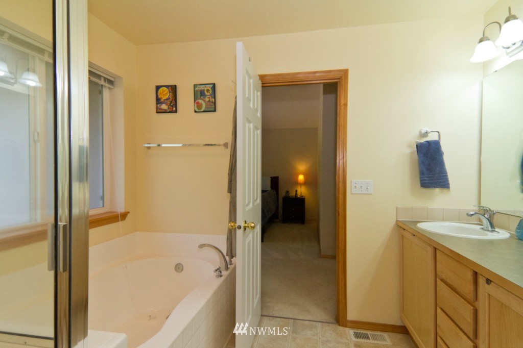 302 Shadow Place Southeast Renton, WA 98059 - Photo 10 of 15
