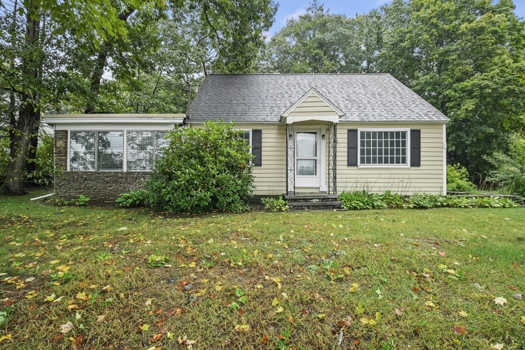 40 New Boston Road Sturbridge, MA 01566 - Photo 1 of 36 front view of a house with a yard